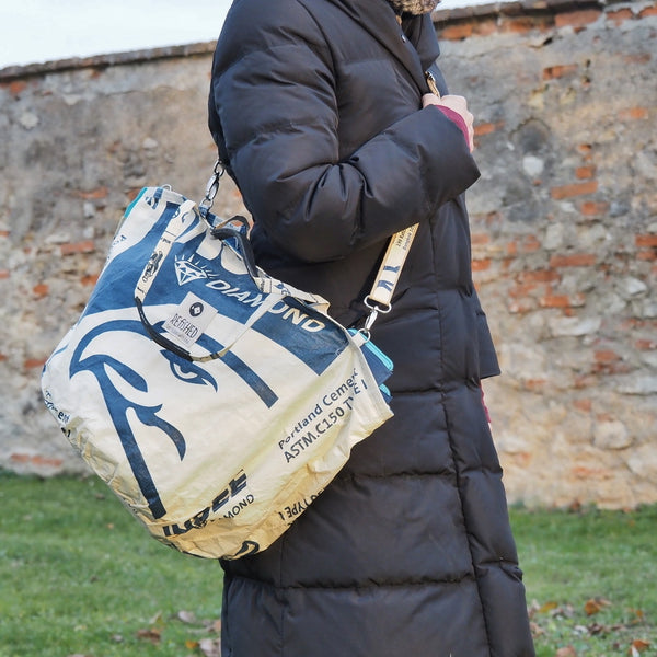 Trau trägt upcycelten Shopper aus Zementsäcken in beige um die Schulter