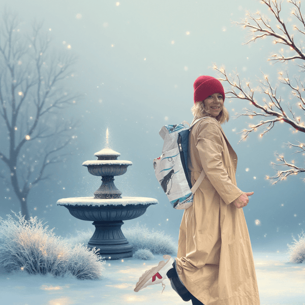 Rucksack weiß, weihnachtliches Ambiente / background AI generated