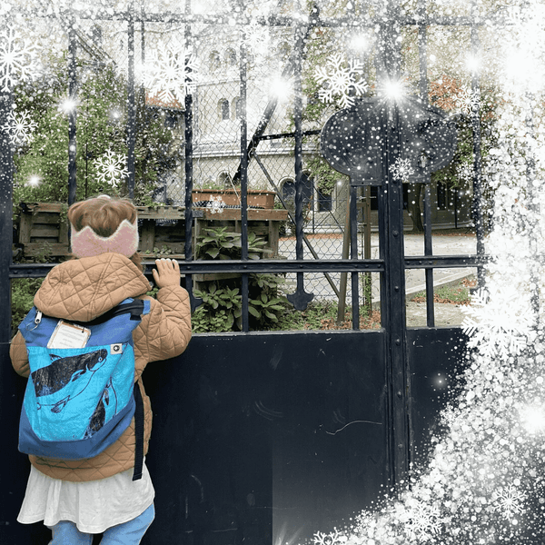 Kinderrucksack in hellblau, weihnachtliches Ambiente