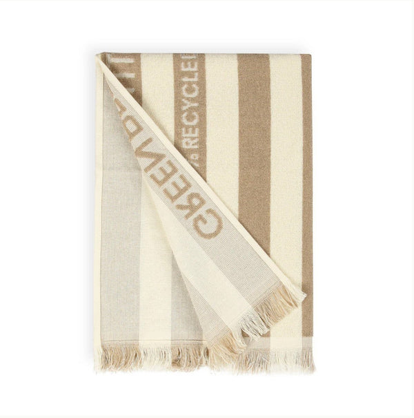 REFISHED gestreiftes Strandtuch aus recyceltem Material in Beige und Weiß mit Fransen und Green Petition Schriftzug.