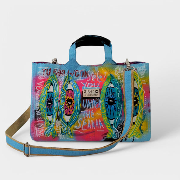 hellblaue Tasche im Kelly Bag Stil mit bunten Fischen