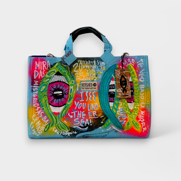 hellblaue Tasche im Kelly Bag Stil mit bunten Fischen