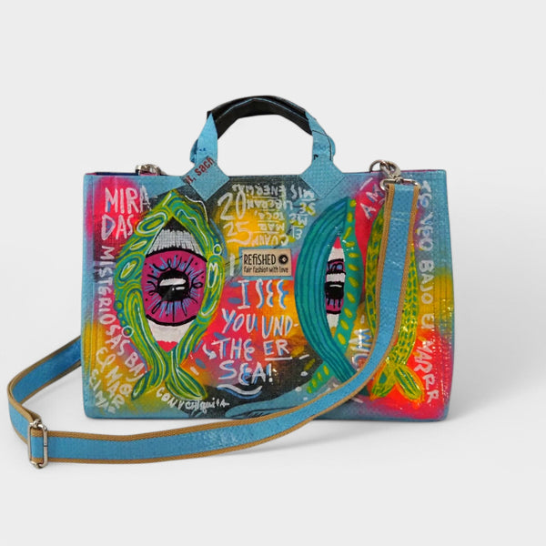 hellblaue Tasche im Kelly Bag Stil mit bunten Fischen