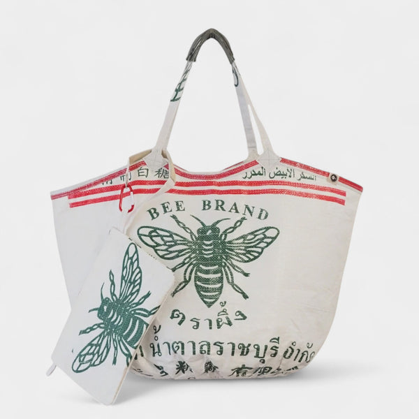 weiße, upcycelte Badetasche mit Bienenmotiv und kleinem Täschchen