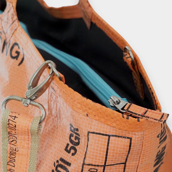 Soulmate Shopper ZIP in orange mit blauem Reißverschluss