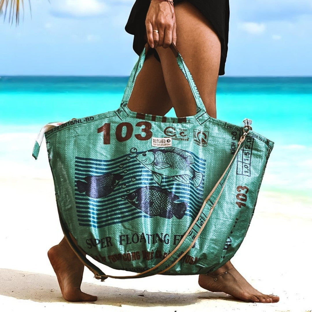 upcycelte Special Edition mit Reißverschluss und Tragegurt in grün - Frau trägt Tasche über den Strand