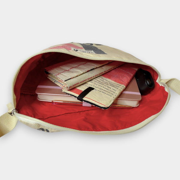 Bum Bag in beige mit Zementgurt, gefüllt mit Block, Börse, Handyhülle