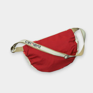 Bum Bag in beige mit Zementgurt, Rückseite rot