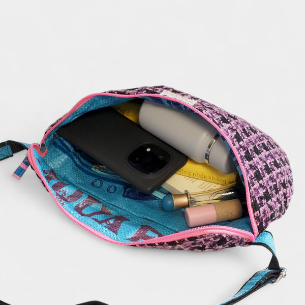 upcycelte Bauchtasche in lila TWEED befüllt mit Buch, kleiner Trinkflasche und Handy