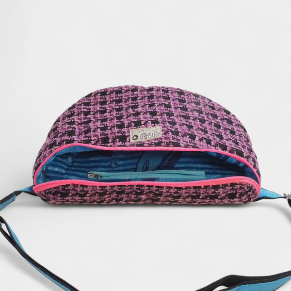 upcycelte Bauchtasche in lila TWEED - innen blauer Fischfuttersack