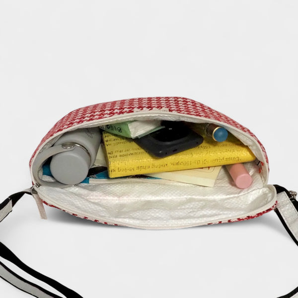 upcycelte Bauchtasche aus rot-weißem TWEED Stoff - befüllt mit Buch, Börse, Handy, Taschentüchern