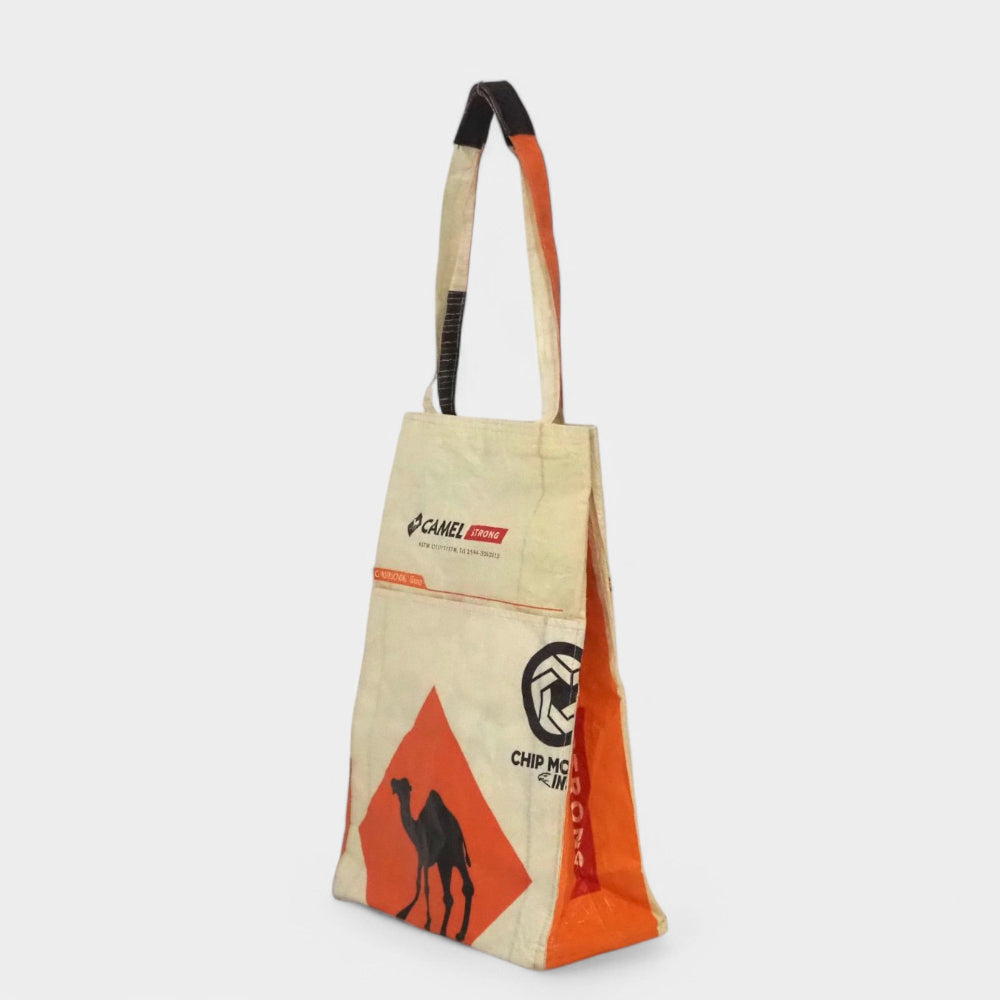 Business Bag - handgefertigt in Kambodscha - in beige-orange mit Kamelmotiv, Seitenansicht
#farbe_beige-orange
