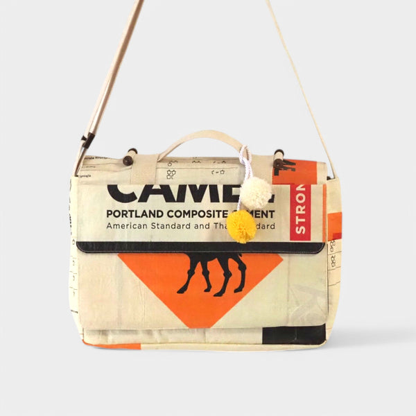 upcycelte Messenger Bag in beige-orange mit Bommeln