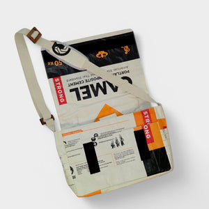 upcycelte Messenger Bag in beige-orange geöffnet