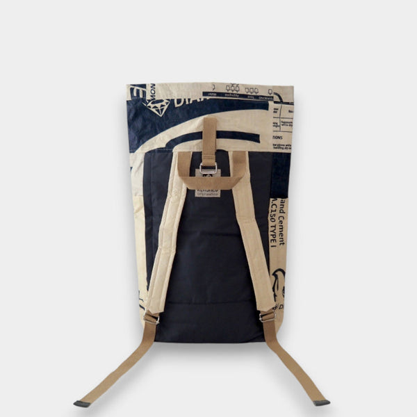 Rückseite eines beige-blauen Rucksacks aus upcycelten Zementsäcken