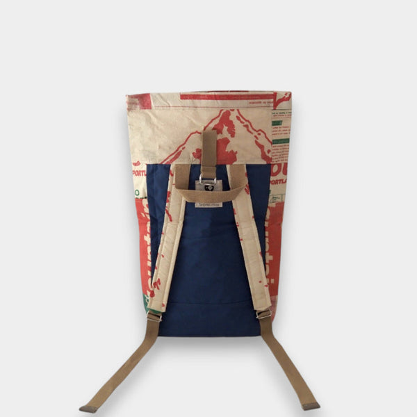 Beiger Rucksack mit Bergen als Motiv vorne und blauen Stoff hinten, Rückseite