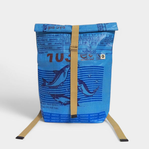 Rucksack in mittelblau aus upcycelten Fischfuttersäcken