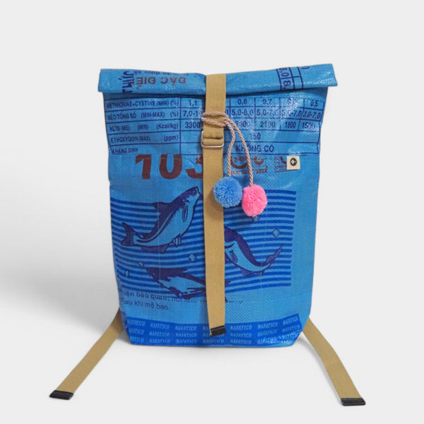 Mittelblauer Rucksack mit Fischmotiv und Bommeln