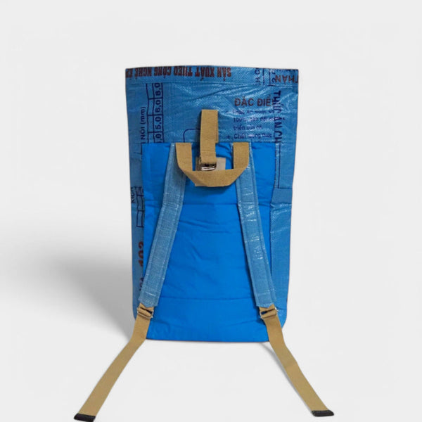 blauer Rucksack, Rückseite, beiger Gurt