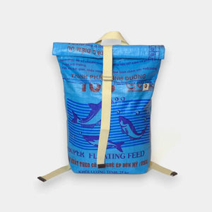 upcycelter rucksack in blau aqua
