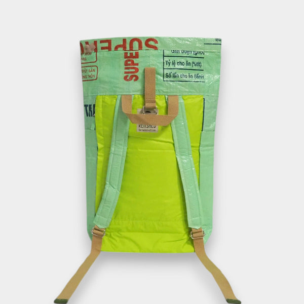 Rückseite eines grünen Rucksacks