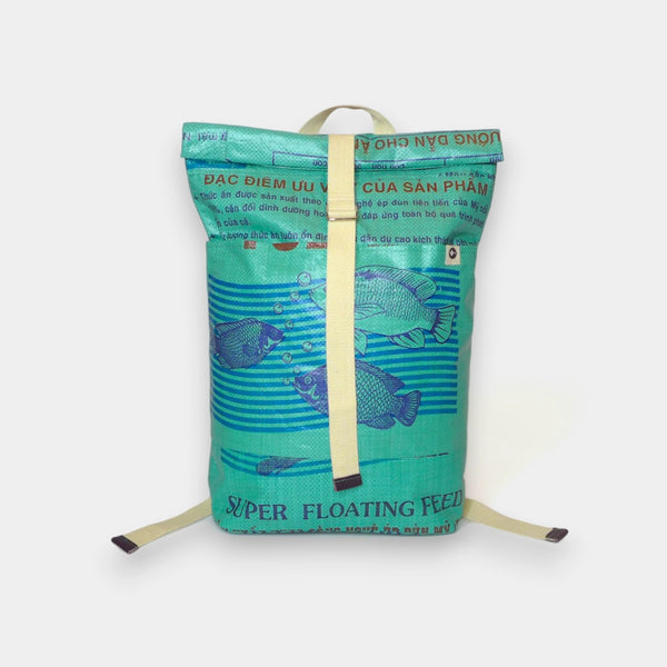 grüner Rucksack mit Fischmotiv und hellem Gurtband