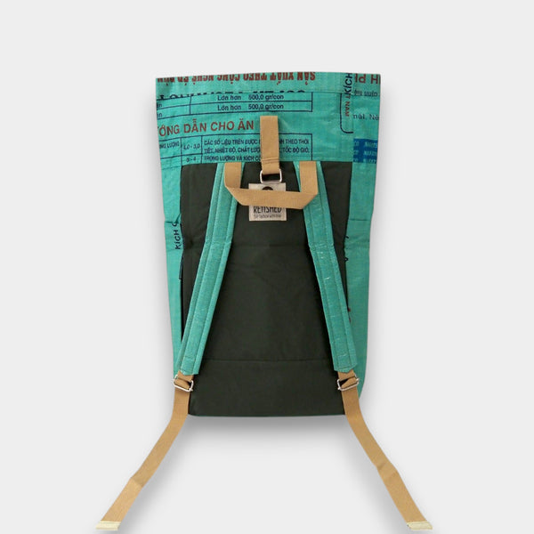 Rückseite eines grünen Rucksacks mit beigen Trägern
