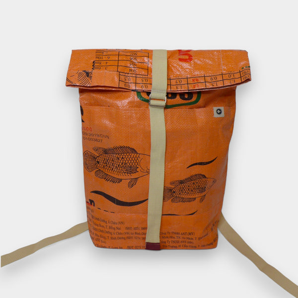 upcycelter Rucksack in orange schwarz mit Rolltop