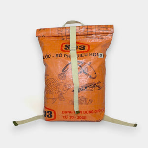 upcycelter rucksack in orange-schwarz, wasserabweisend