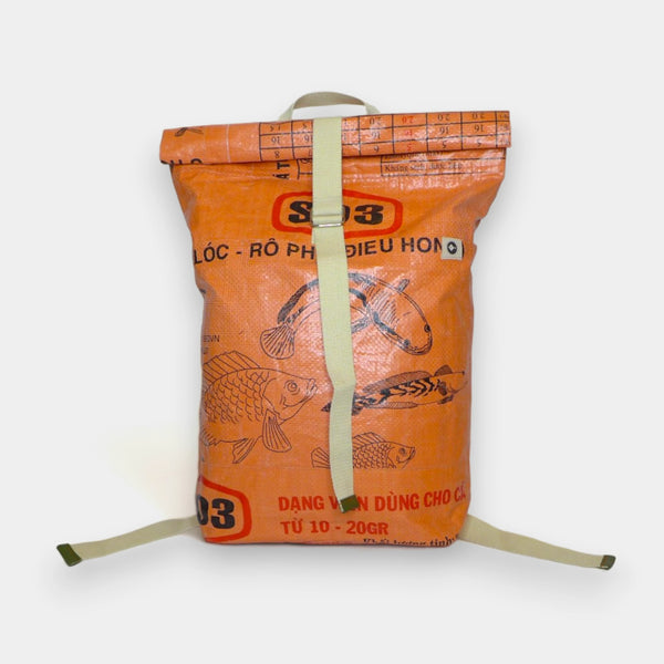 upcycelter rucksack in orange-schwarz, wasserabweisend