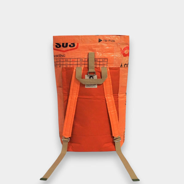 Rucksack orange geöffnet, Rückenansicht