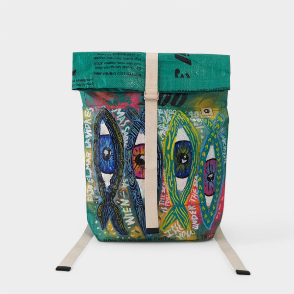 grüner Rucksack mit bunter Bemalung aus Acryfarben