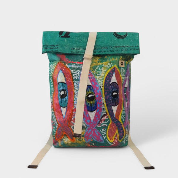 grüner Rucksack mit bunter Bemalung aus Acryfarben