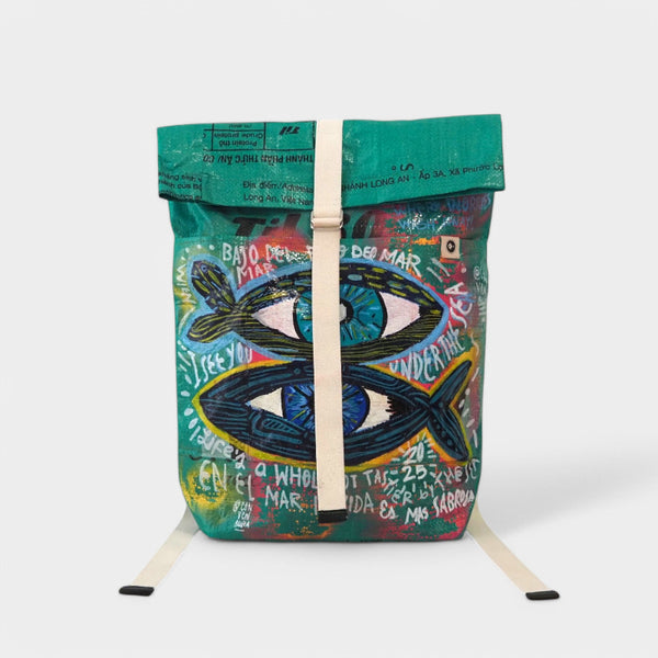 grüner Rucksack mit bunter Bemalung aus Acryfarben