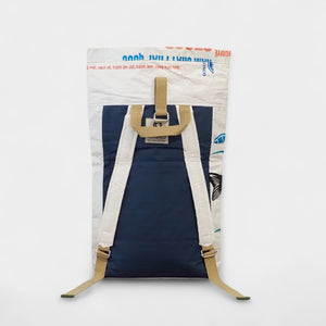 upcycelter, nachhaltiger Rucksack in weiß mit Fischmotiv - Rückenansicht