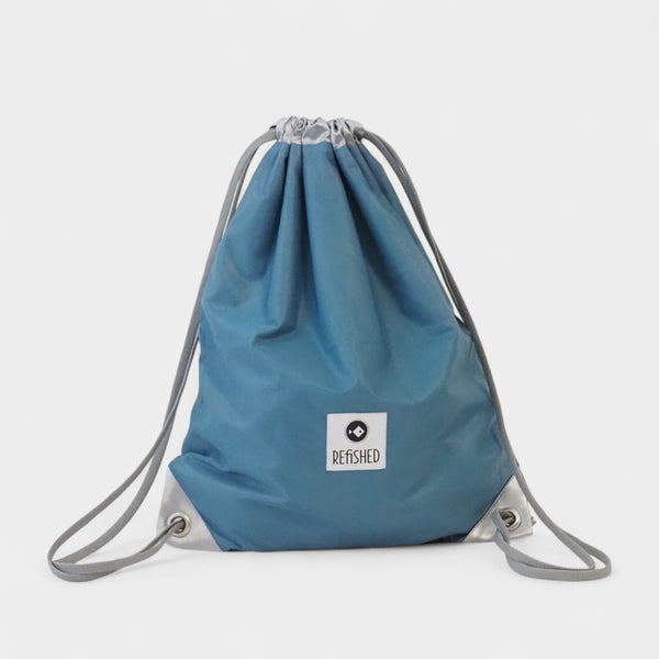 blauer Rucksack aus upcycelten Fahnen