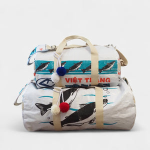 kleine und große Sporttasche in weiß aus upcycelten Fischfuttersäcken mit Bommeln