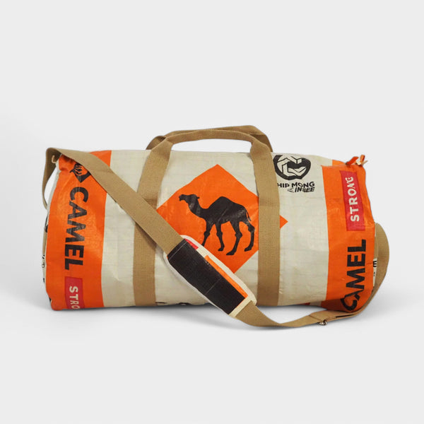 refished - nachhaltige Sporty Bag in beige-orange mit Kamelmotiv