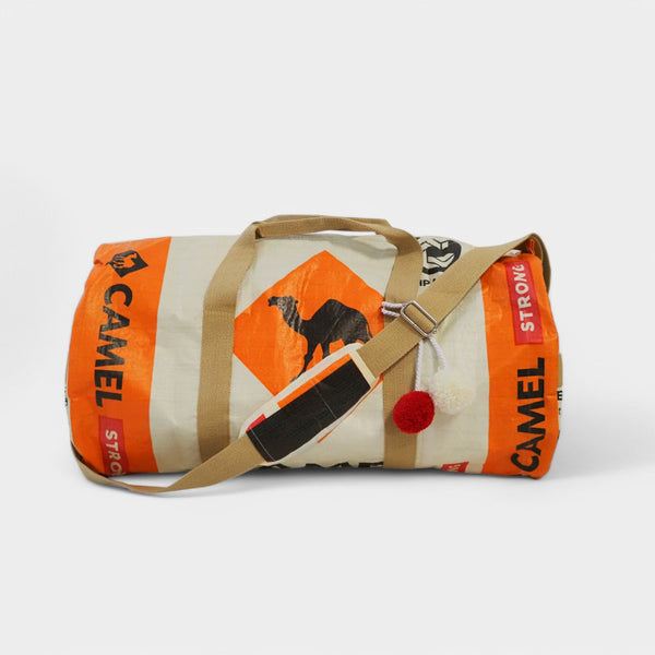 refished - nachhaltige Sporty Bag in beige-orange mit  Kamelmotiv und Bommeln
