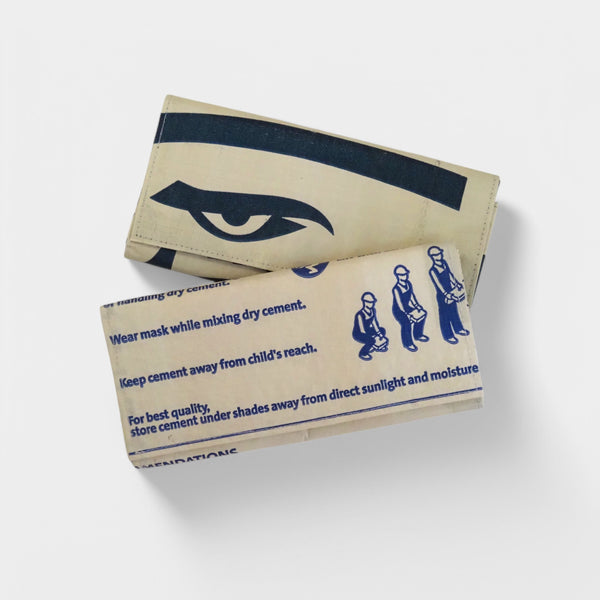 zweiupcycelte, nachhaltige, große Geldbörsen in beige-blau aus Zementsäcken hergestellt