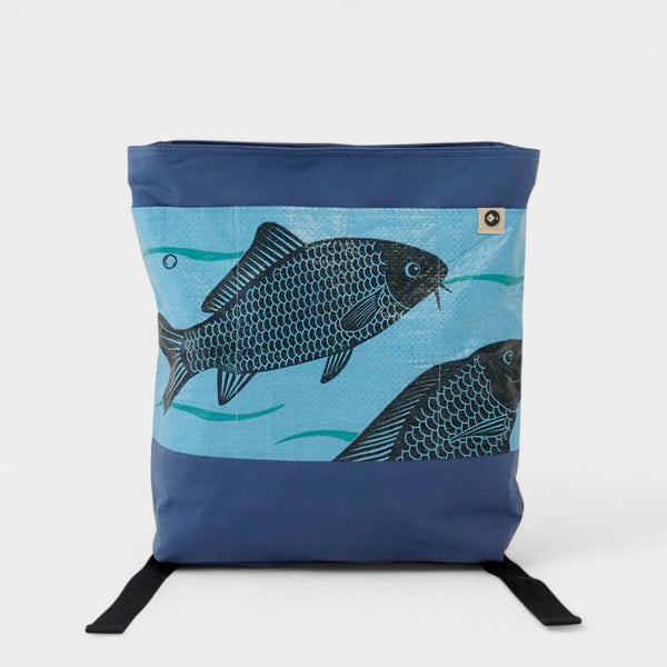 upcycelter Kinderrucksack auf Fischfuttersäcken in blau mit Fischen als Motiv
