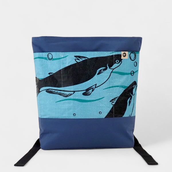 upcycelter Kinderrucksack auf Fischfuttersäcken in blau mit Walen als Motiv