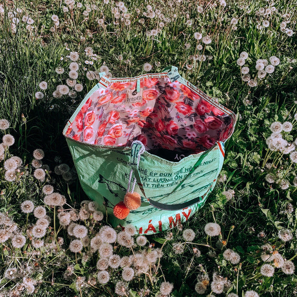 hellgrüne Badetasche im Grad mit Rosenmuster innen