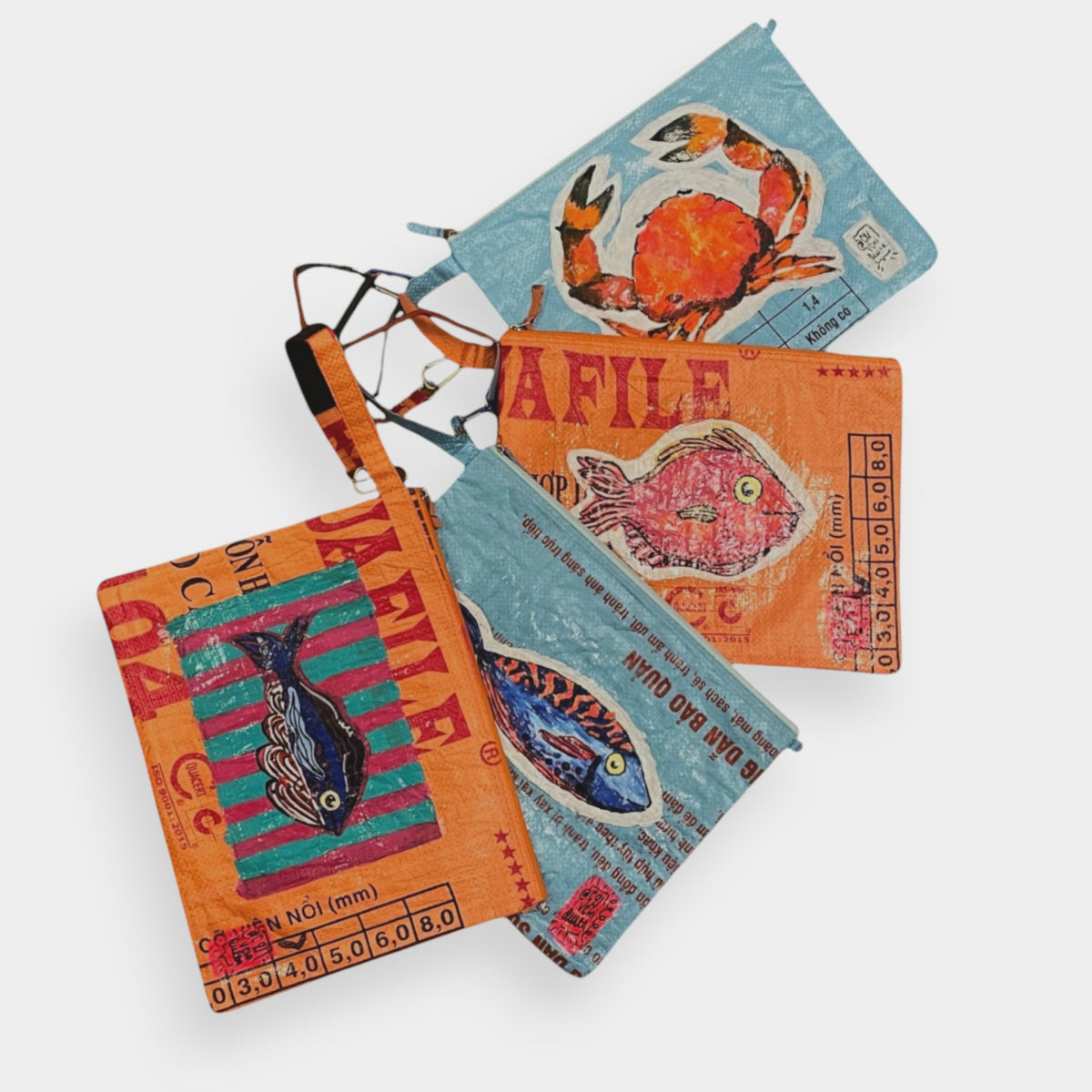 vier bag-in-bag Taschen in hellblau und orange