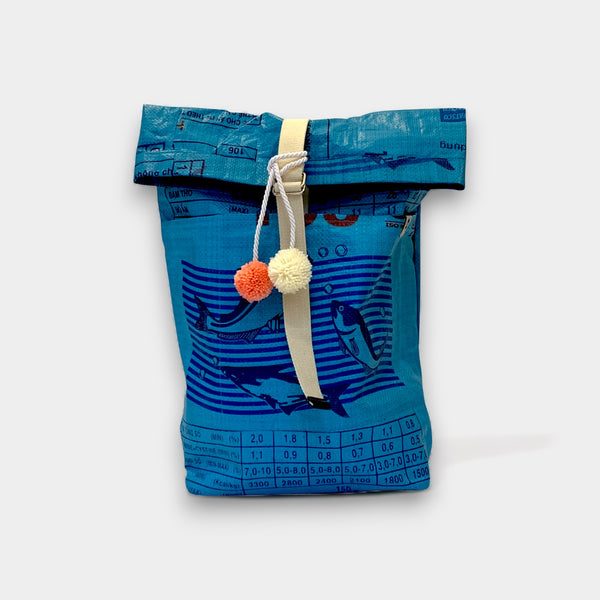 upcycelten rucksack in blau aqua mit pompom