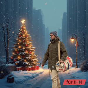 Mann trägt upcycelte Sporttasche, weihnachtliches Ambiente / background AI generated