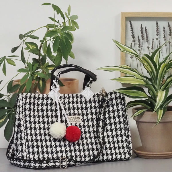 Isolde TWEED schwarz-weiß mit rot-weißen Bommeln