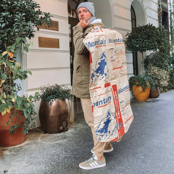 Umweltfreundliche Kleidersack in beige-blau-rot